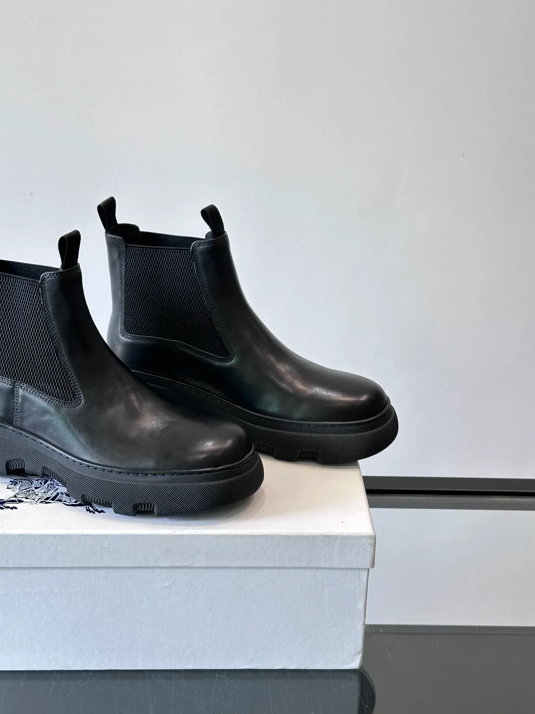 [Burberry] Top P: 920💰 Size: 39-44 (45. Customized) Burberry Matrix shoes👟Burberry autumn and winter men's high-top Chelsea boots, made with heavy industry! The upper is made of imported cowhide, with a slip-on design, classic plaid elastic straps, fine leather, and full of details. It is equipped with a classic and durable rubber thick sole, which increases the length of the legs. The cowhide lining is comfortable and breathable. It is easy to wear and fashionable, business and leisure, full of exquisite Italian style, and has a great look!